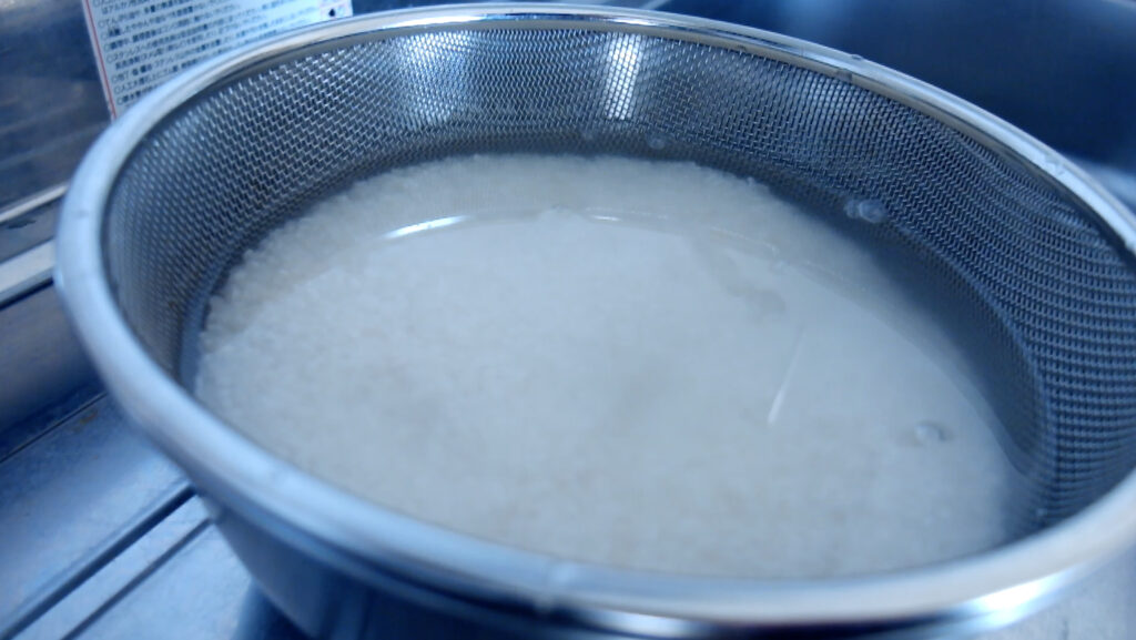 土鍋ごはん/米洗う